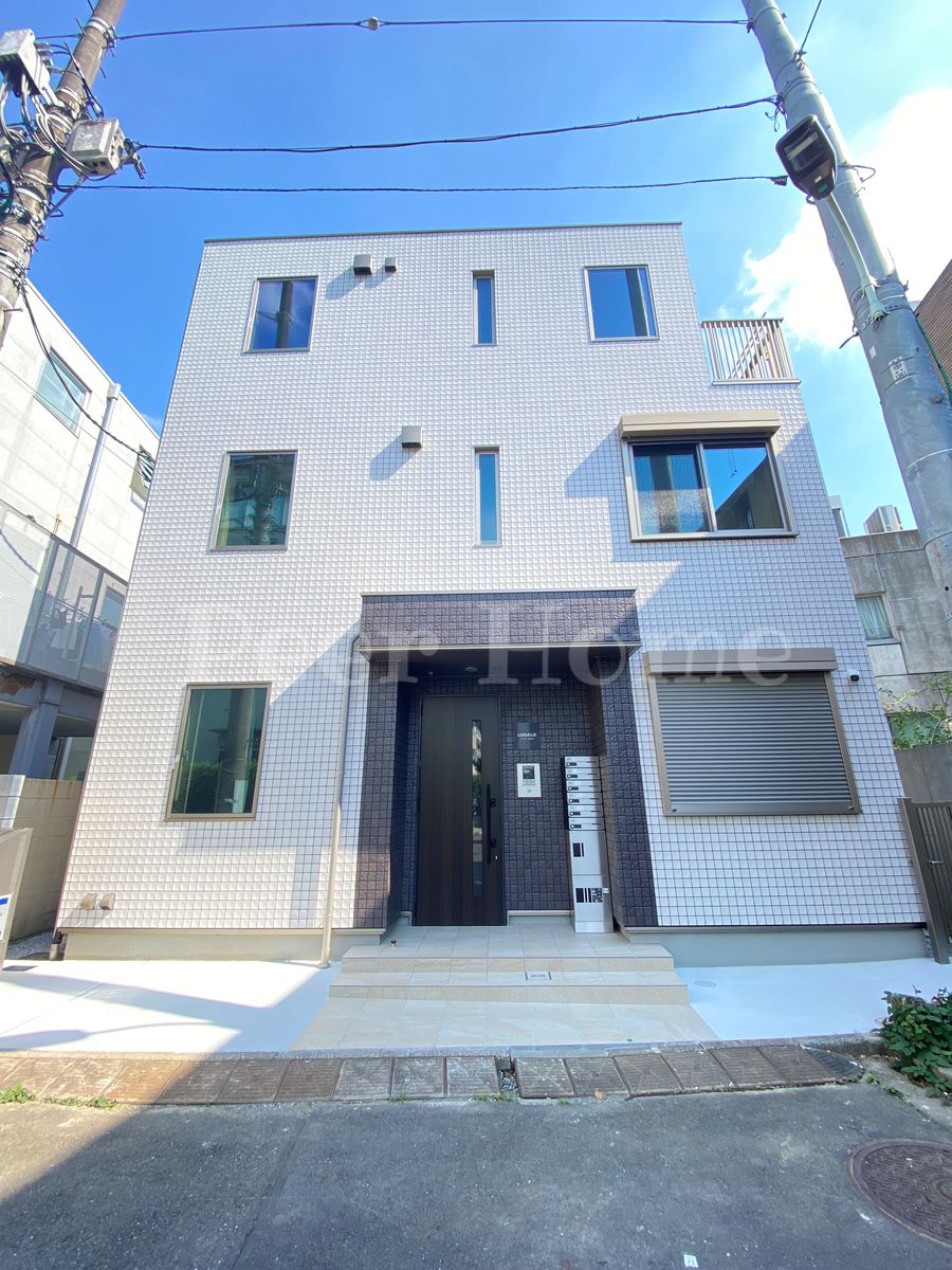 1DK Apartment in Minato, Tokyo - Image 1