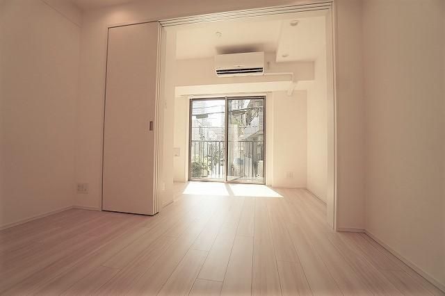 1DK Mansion in Nakano, Tokyo — photo 3 of 3