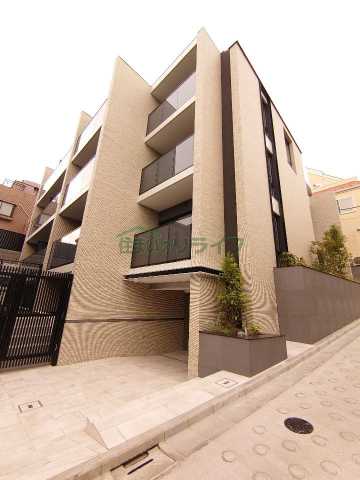 1DK Mansion in Shibuya, Tokyo - Image 1