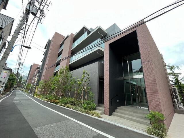 1DK Mansion in Shinjuku, Tokyo - Image 1
