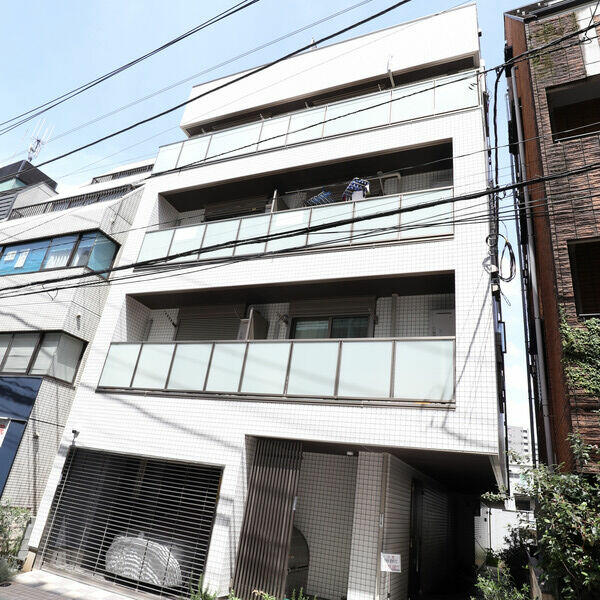 1DK Mansion in Shinjuku, Tokyo - Image 1