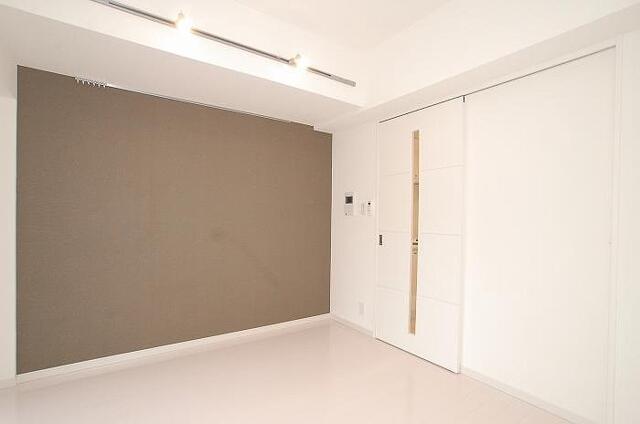 1K Mansion in Chiyoda, Tokyo — photo 3 of 3