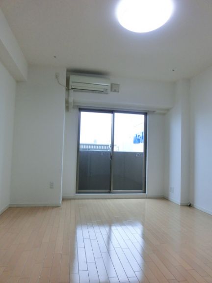 1K Mansion in Chiyoda, Tokyo — photo 3 of 3