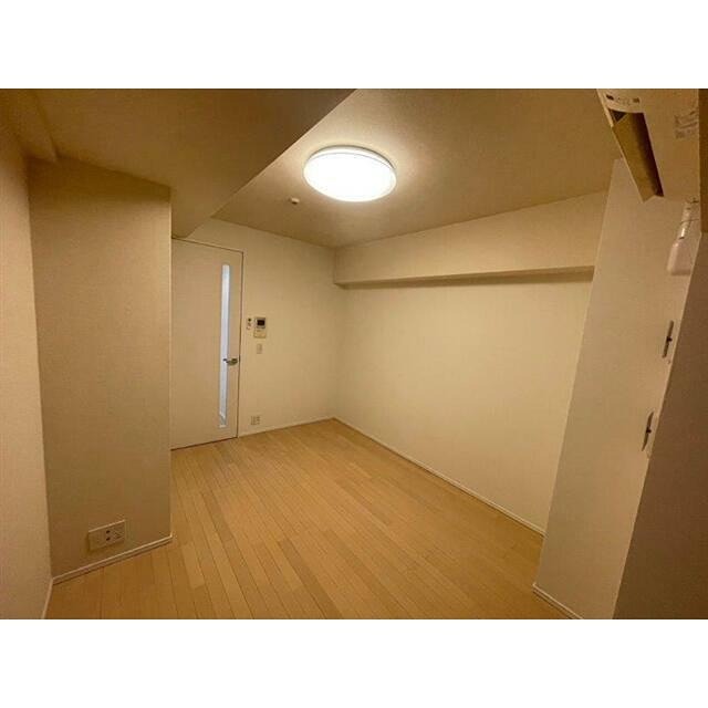 1K Mansion in Meguro, Tokyo — photo 3 of 3