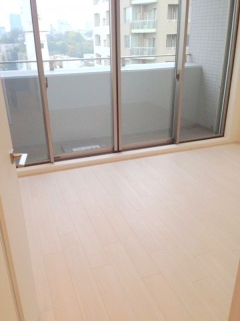 1K Mansion in Meguro, Tokyo — photo 3 of 3