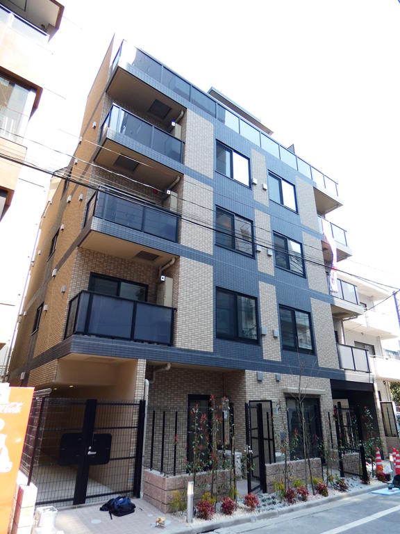 1K Mansion in Minato, Tokyo - Image 1