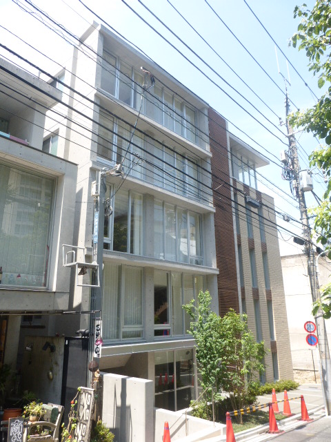 1K Mansion in Minato, Tokyo - Image 1