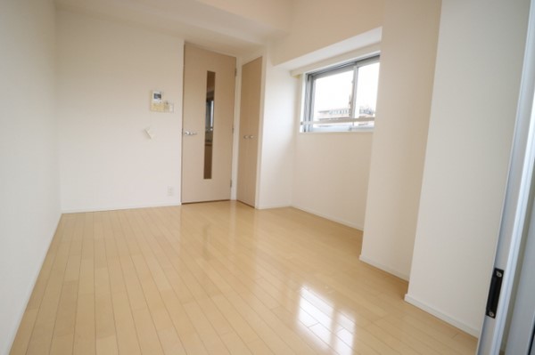1K Mansion in Shinjuku, Tokyo — photo 3 of 3