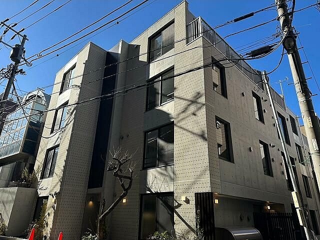 1K Mansion in Shinjuku, Tokyo - Image 1