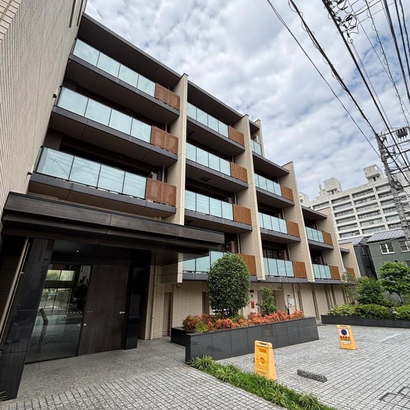 1LDK Mansion in Minato, Tokyo - Image 1