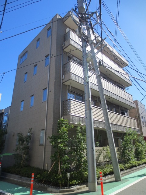 1LDK Mansion in Minato, Tokyo - Image 1