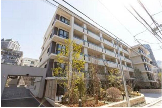 1LDK Mansion in Minato, Tokyo - Image 1