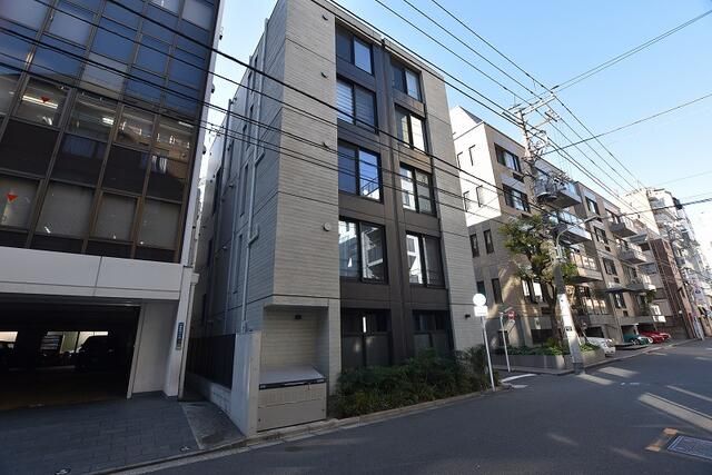 1LDK Mansion in Minato, Tokyo - Image 1