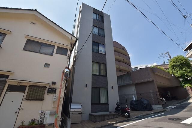 1LDK Mansion in Shinjuku, Tokyo - Image 1