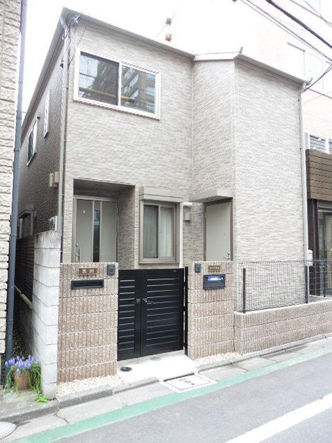 2LDK Apartment in Minato, Tokyo - Image 1