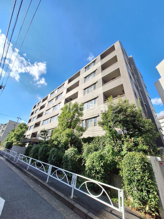 2LDK Mansion in Meguro, Tokyo - Image 1