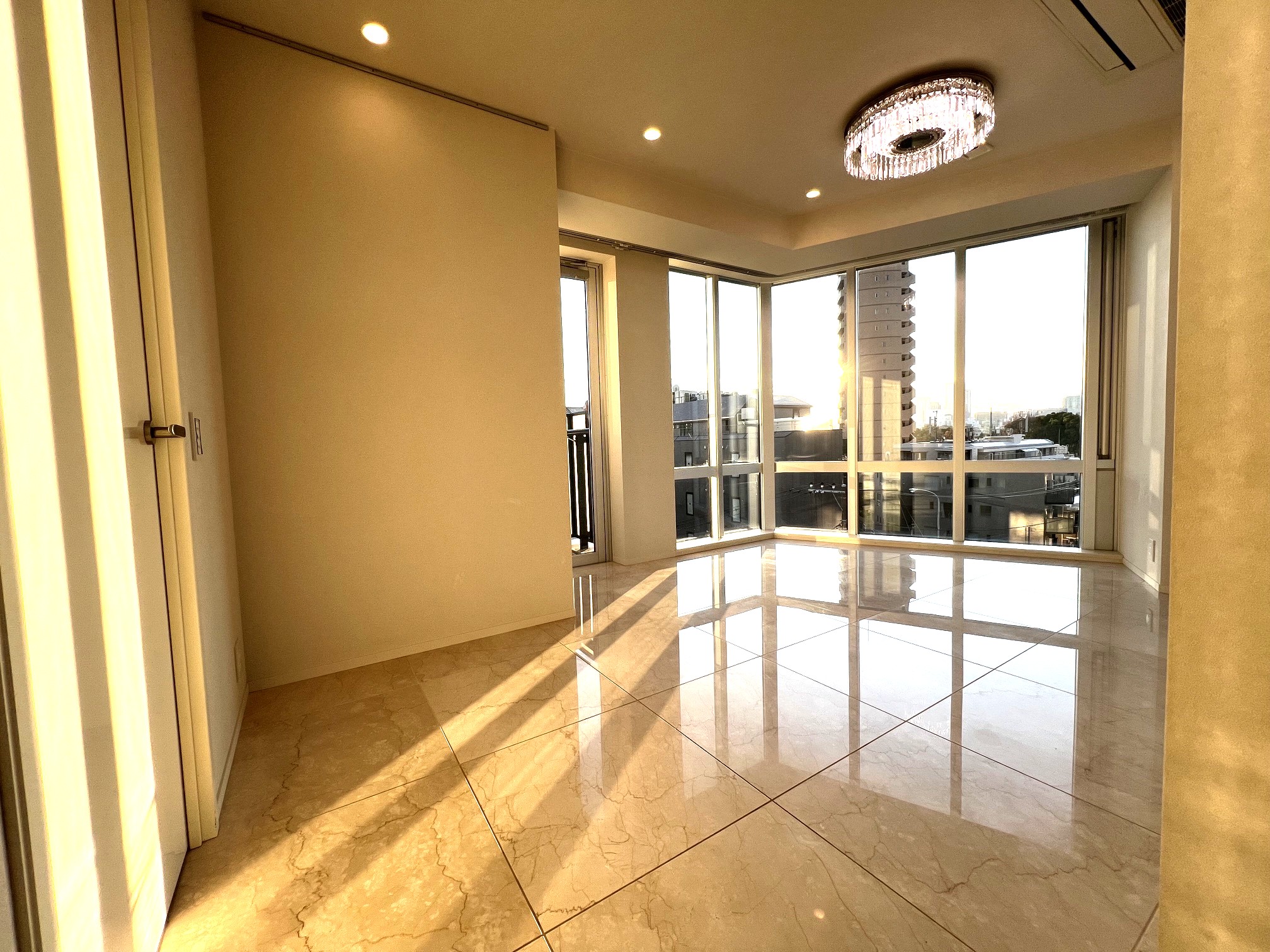 2LDK Mansion in Minato, Tokyo - Image 1