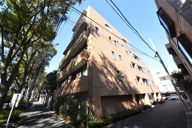 2LDK Mansion in Minato, Tokyo - Image 1