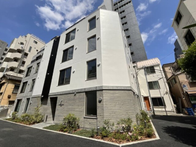 2LDK Mansion in Minato, Tokyo - Image 1