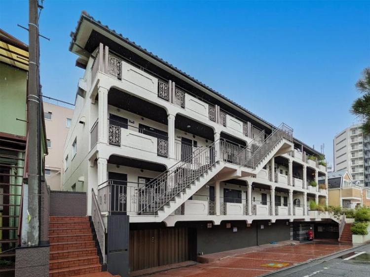 2LDK Mansion in Shinjuku, Tokyo - Image 1