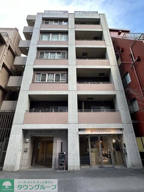 3LDK Mansion in Chiyoda, Tokyo - Image 1