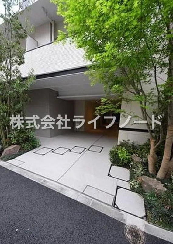 3LDK Mansion in Chiyoda, Tokyo - Image 1
