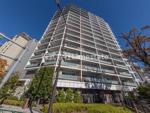 3LDK Mansion in Minato, Tokyo - Image 1