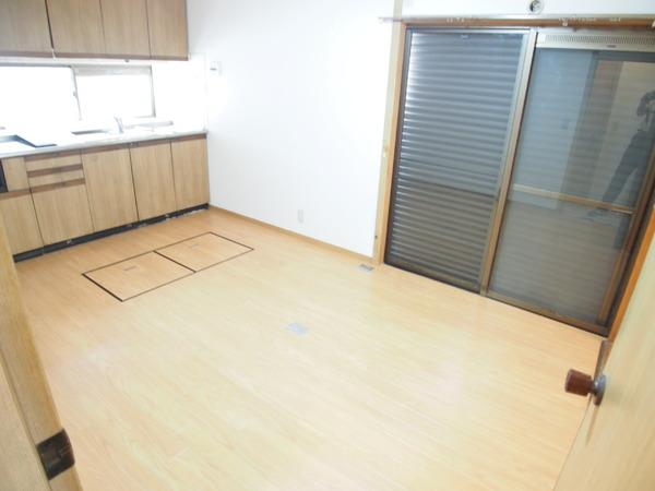 4DK Apartment in Suginami, Tokyo — photo 3 of 3