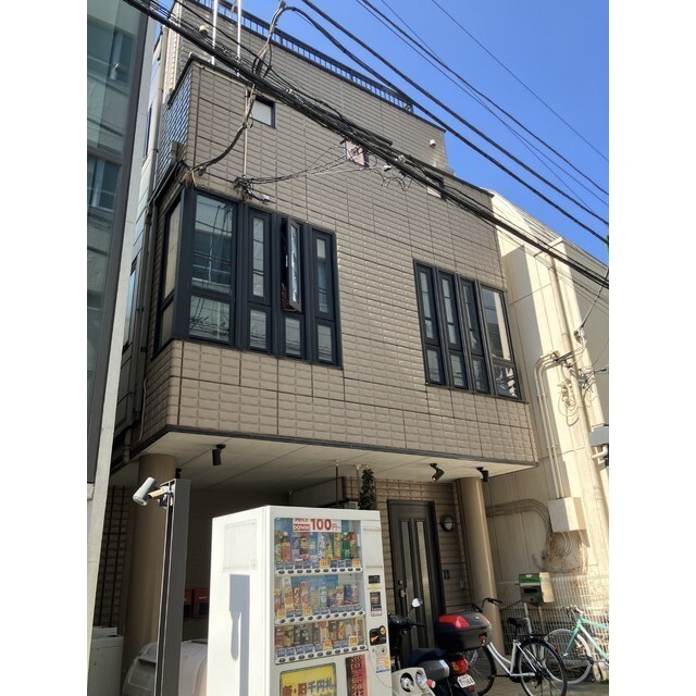 6LDK Apartment in Minato, Tokyo - Image 1